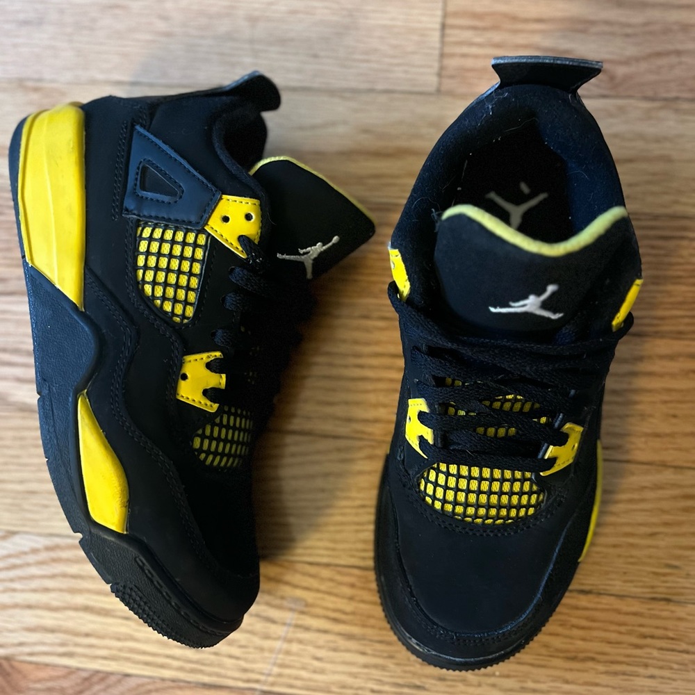 Air Jordan 4 Retro Thunder 2023